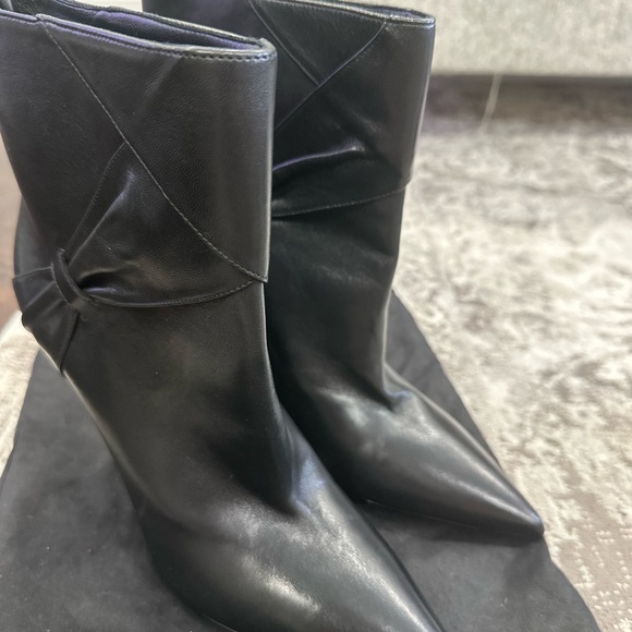 Yves Saint Laurent Black Heeled Boots with Sleek Silhouette - Picture 3 of 4